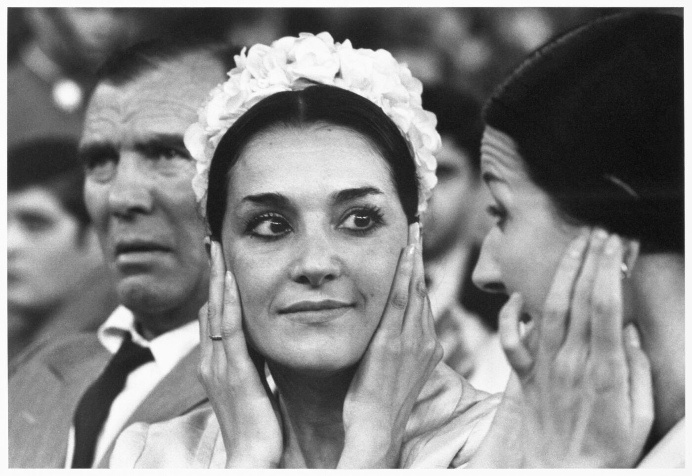 Photographic Social Vision - Ava Gardner y Nati Mistral entre los fans del concierto de los Beatles. Madrid, 1965.