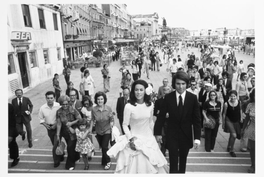 Photographic Social Vision - Raphael y Natalia Figueroa se dirigen a su boda. Venecia, 1972.