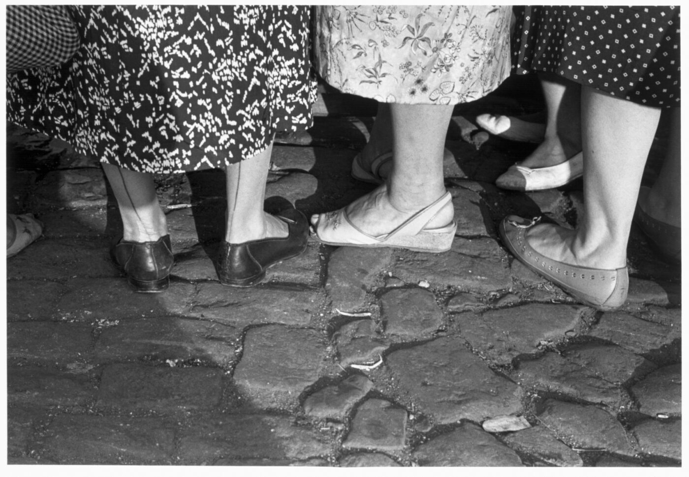 Photographic Social Vision - Algunas mujeres, ante la falta de recursos económicos, se pintaban rayas en las piernas simulando las costuras de las medias. Puerto de barcelona, 1962