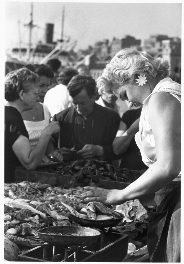 Photographic Social Vision - Paradas de pescado en el puerto de Barcelona, 1962.