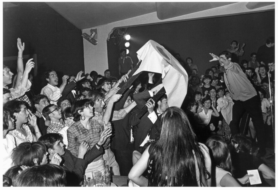 Photographic Social Vision - Actuación del grupo británico The Kinks en el Paladium de Cristal. Durante el concierto se produjo un altercado después de que unos pandilleros lanzaran una mesa al batería del grupo. Madrid, 1966
