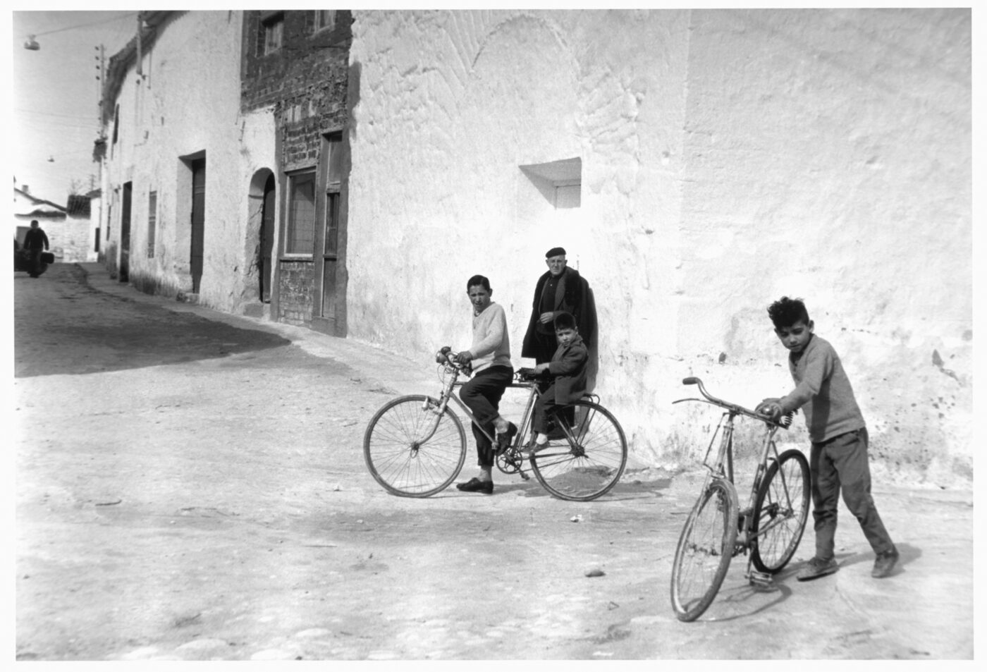Photographic Social Vision - Chicos en bicicleta. Alrededores de Terrassa, 1960.