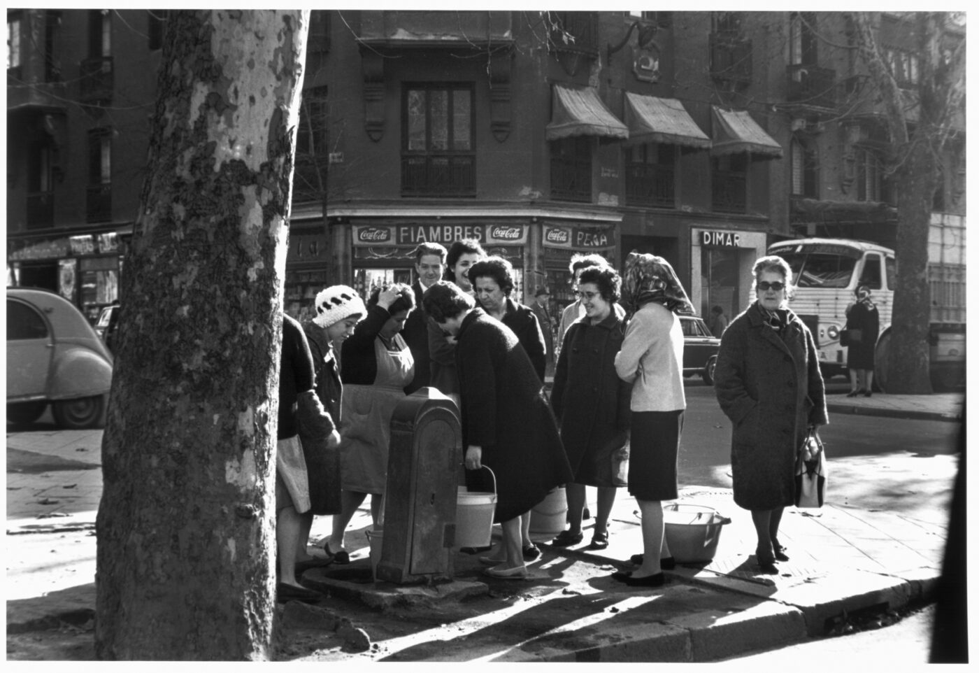 Photographic Social Vision - Mujeres buscando agua en una fuente durante la campaña de  educación ciudadana «Mantenga España limpia», sobre los hábitos  higiénicos y la importancia de no ensuciar la ciudad. Madrid, 1965.