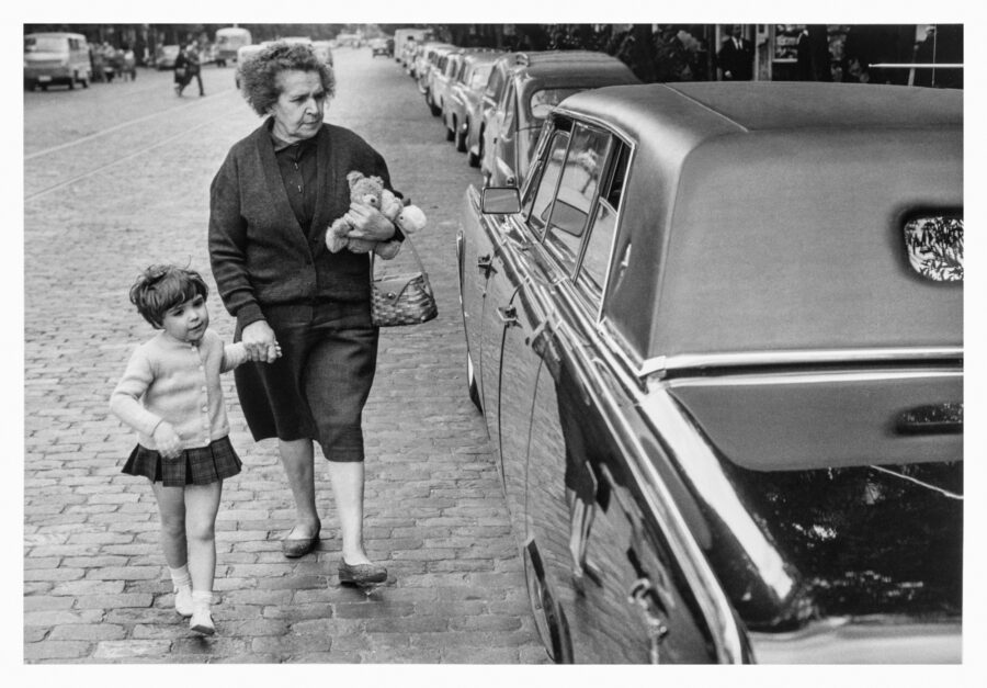Photographic Social Vision - Una mujer observa, junto a su nieta, un coche de última generación.  Madrid, 1963.