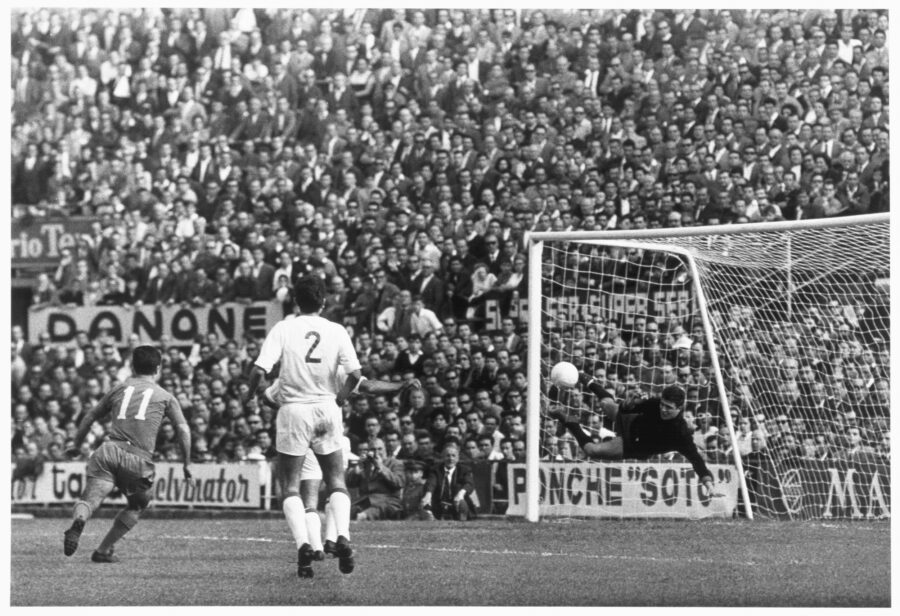 Photographic Social Vision - Partido de futbol. Barcelona, años sesenta.