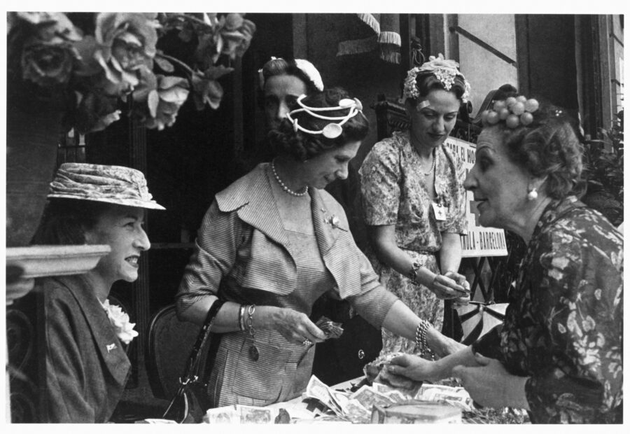Photographic Social Vision - Mujeres de la alta sociedad en el Fiesta de la banderita a favor de la  Cruz Roja. Madrid, 1963.