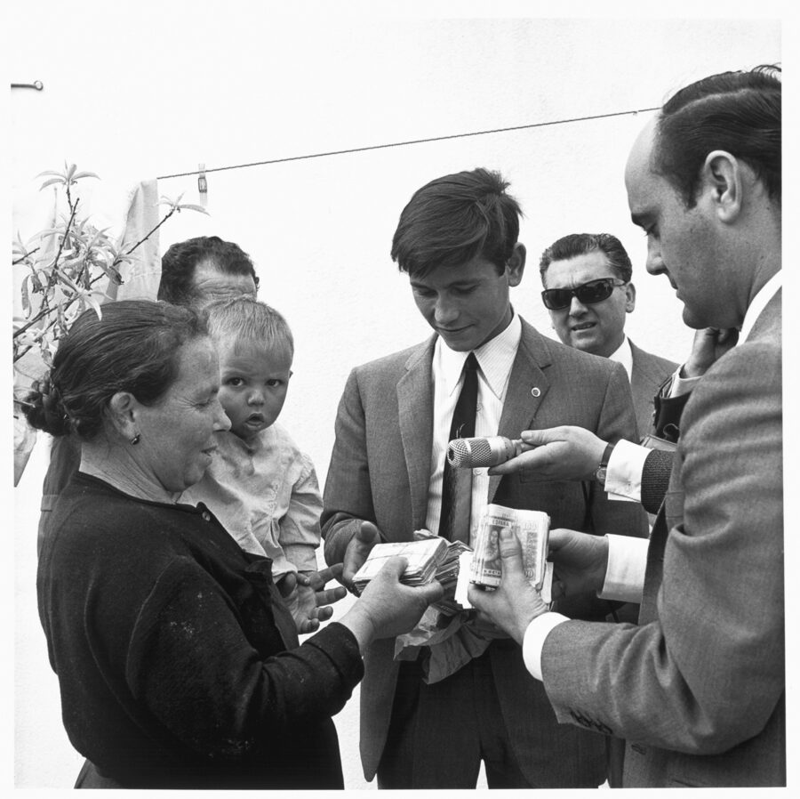 Photographic Social Vision - El joven torero Palomo Linares entrega la recaudación conseguida en una corrida benéfica a la viuda de un minero que falleció en un accidente en la mina. Linares, 1967.