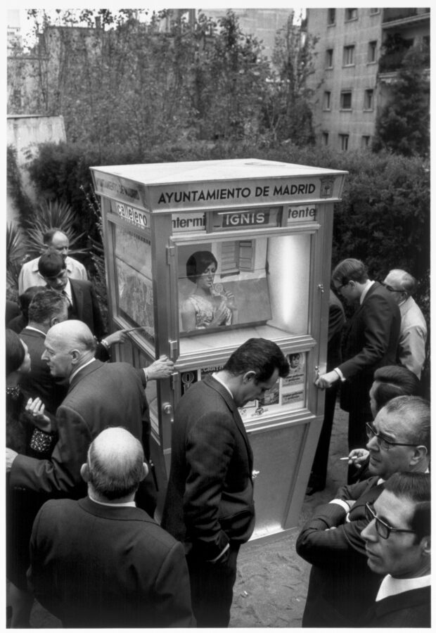 Photographic Social Vision - A la izquierda, glorieta publicitaria. Madrid, 1969.
