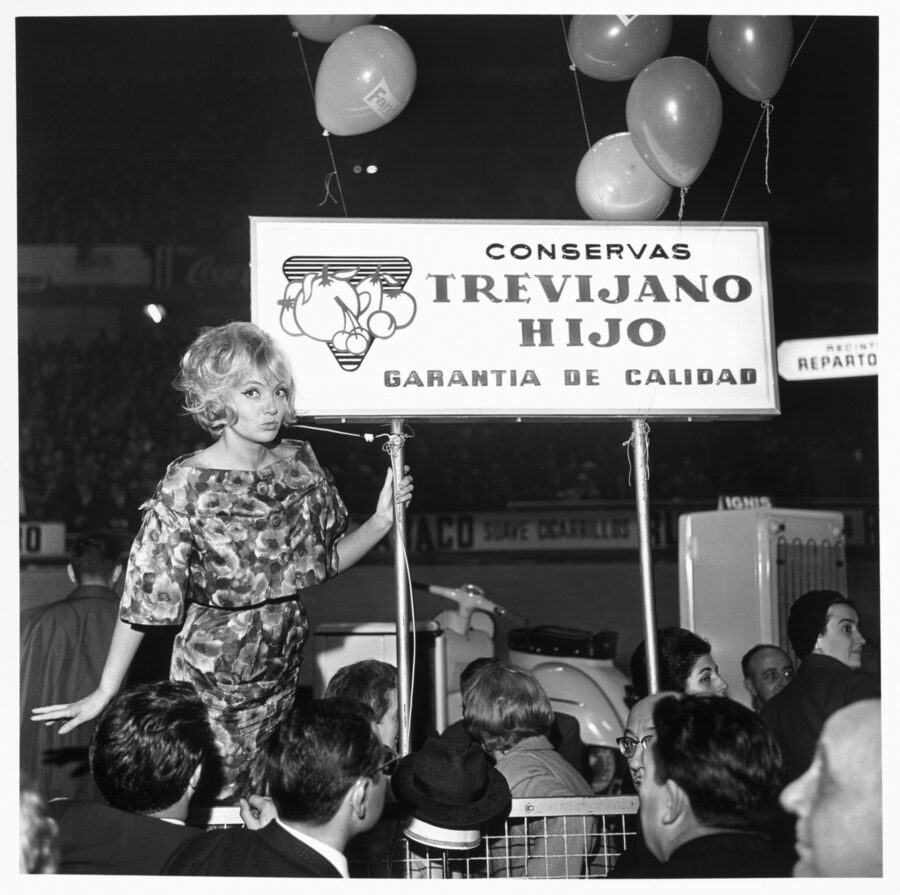 Photographic Social Vision - Valla publicitaria en la carrera de los Seis Días Ciclistas de Madrid. Palacio de los Deportes de Madrid, 1963.