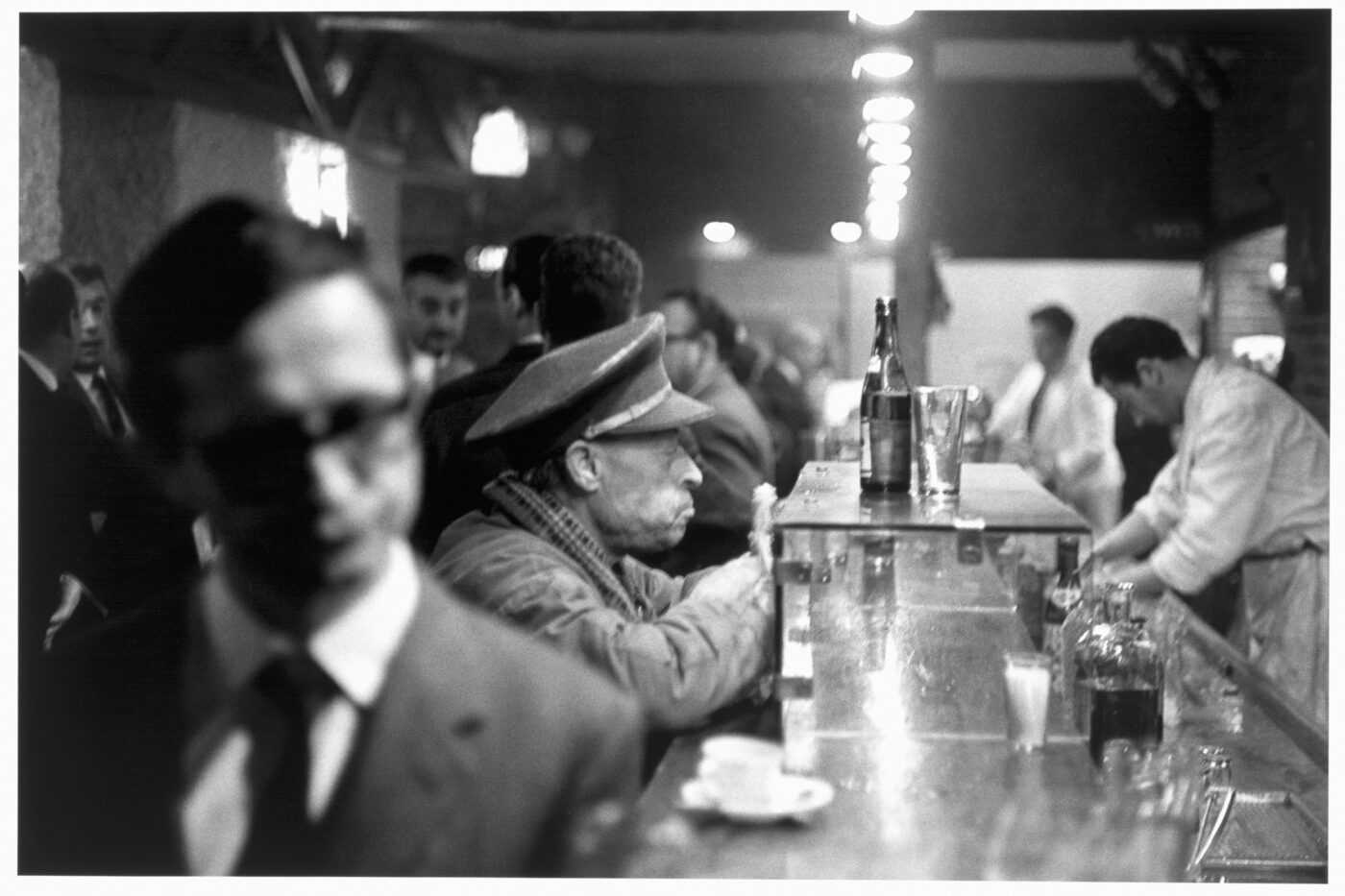 Photographic Social Vision - Clientes y camareros de una taberna. Madrid, 1966.