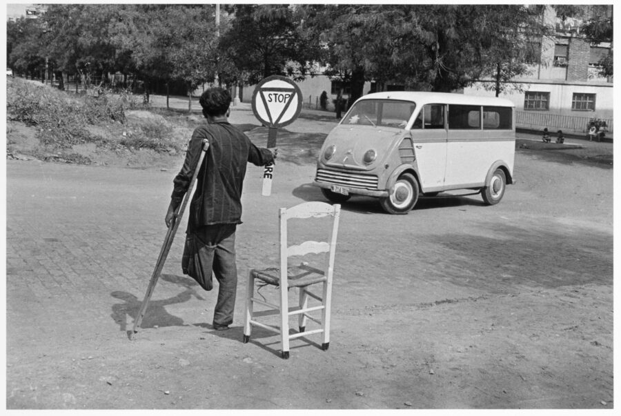 Photographic Social Vision - Salustiano Benavente Traviño dirige el tráfico en el mismo cruce en el que perdió la pierna en un accidente a los doce años. Madrid, 1964.