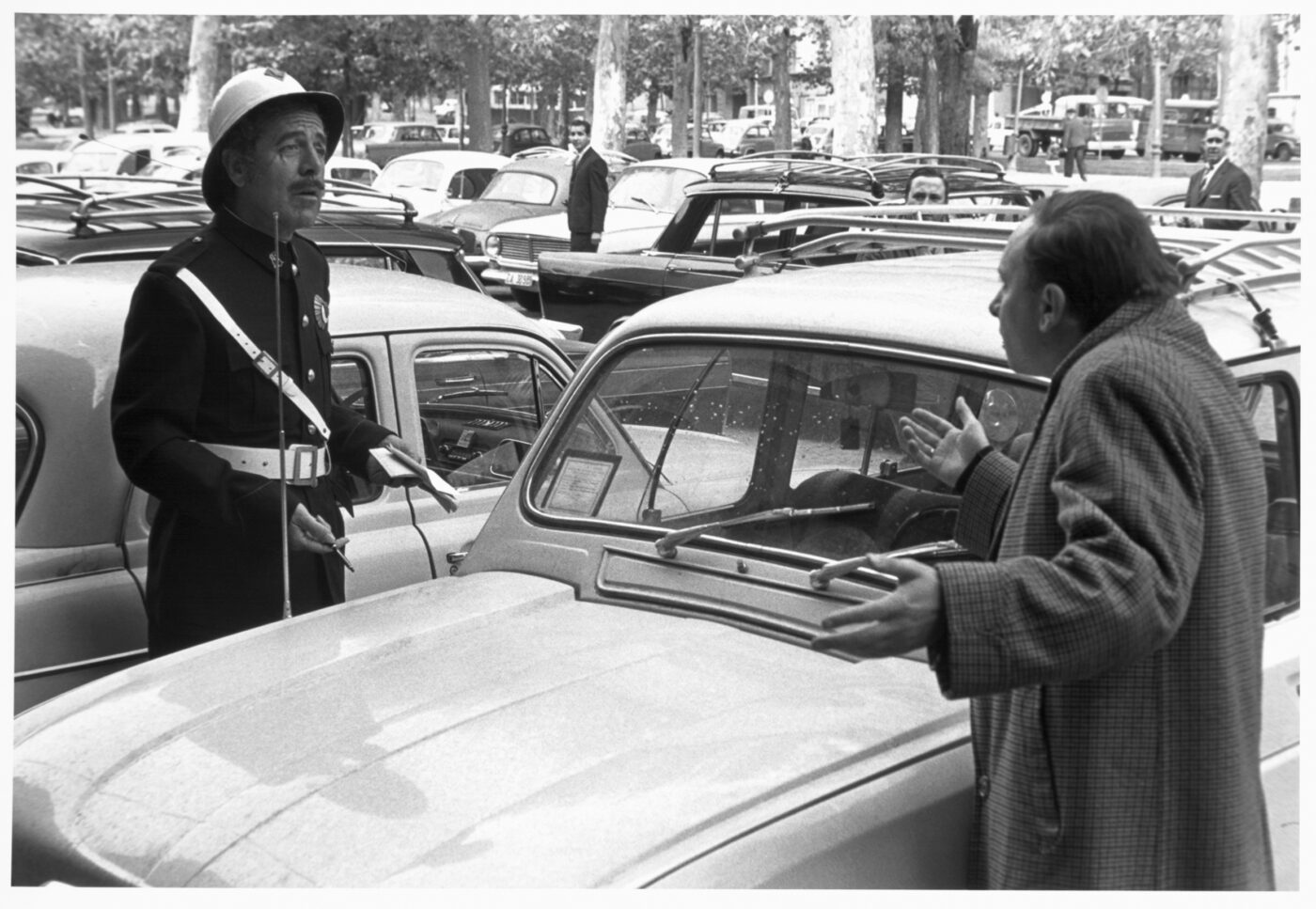Photographic Social Vision - Un ciudadano discute con un guardia urbano.  Madrid, 1967.