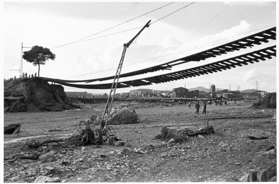 Photographic Social Vision - Las Riadas del Vallès causaron centenares de muertos y numerosos desperfectos. Las fuertes precipitaciones, breves pero intensas, provocaron numerosas víctimas y daños materiales. En la imagen, las vías de ferrocarril cuelgan a su paso por la riera de las Arenas. Vallès, 25 de septiembre de 1962.