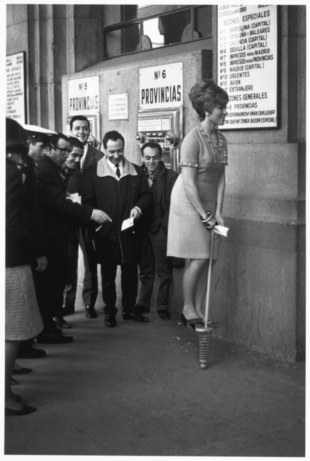 Photographic Social Vision - Exhibición de un aparato saltador. Madrid, 1970.