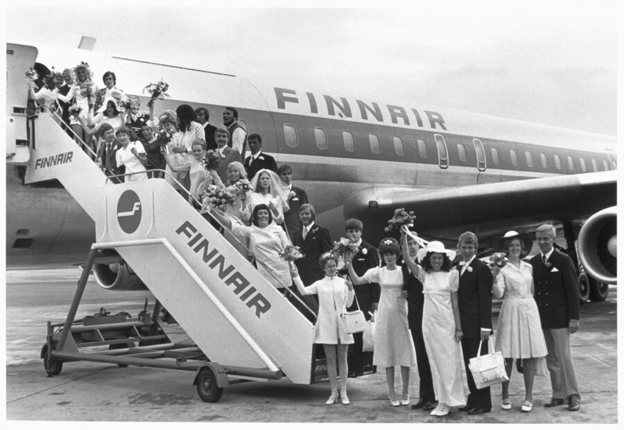 Photographic Social Vision - Diferentes instantes del vuelo Estocolmo-Palma de  Mallorca en el que varias parejas de novios falsearon una boda en pleno vuelo. 1971.