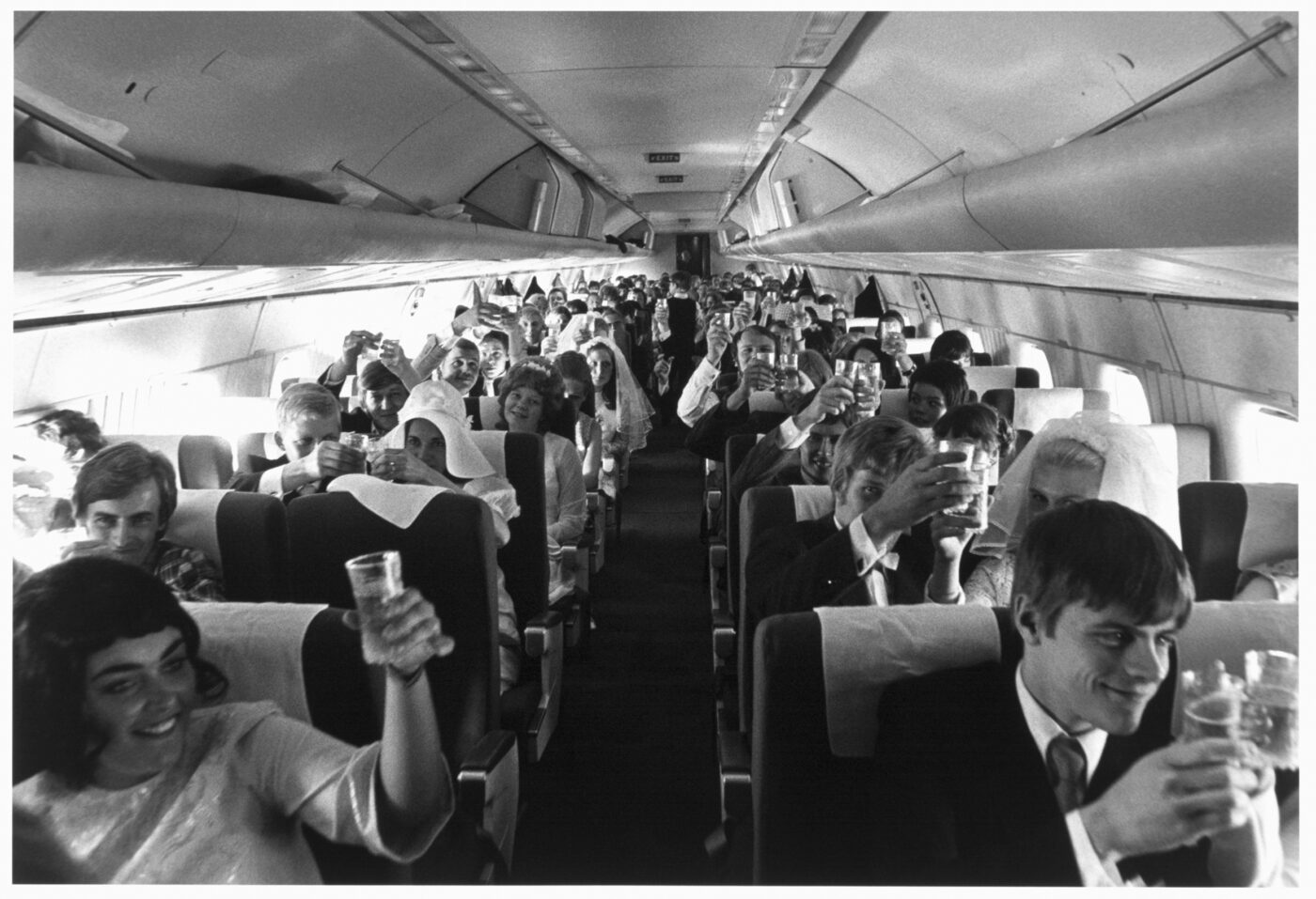 Photographic Social Vision - Diferentes instantes del vuelo Estocolmo-Palma de  Mallorca en el que varias parejas de novios falsearon una boda en pleno vuelo. 1971.