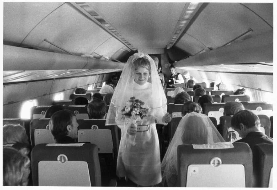 Photographic Social Vision - Diferentes instantes del vuelo Estocolmo-Palma de Mallorca en el que varias parejas de novios falsearon una boda en pleno vuelo. 1971.