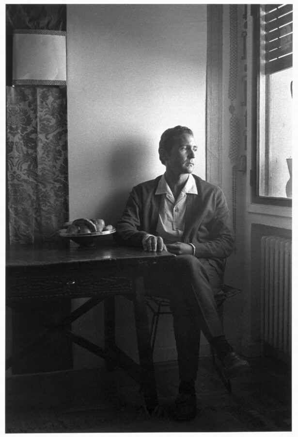 Photographic Social Vision - El escritor Antonio Gala en su casa. Madrid, 1970.