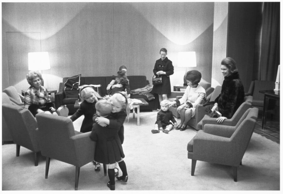 Photographic Social Vision - Sofía de Grecia y sus  hijos, junto a unos acompañantes, en una sala  del aeropuerto de Barajas. Madrid, 1969.