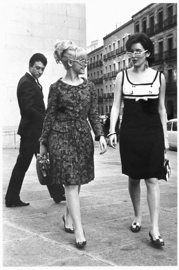 Photographic Social Vision - Dos modelos en plena calle. Madrid, 1968.