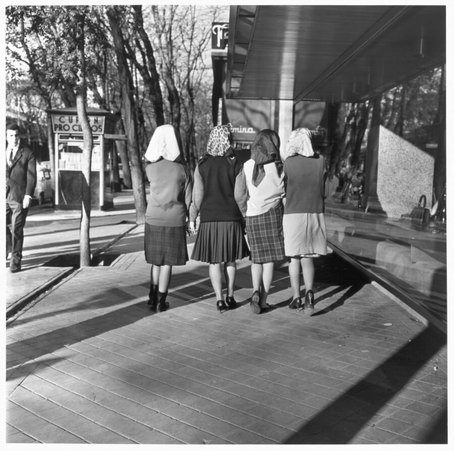 Photographic Social Vision - En páginas anteriores, un grupo de mujeres durante un paseo. Madrid, 1965.