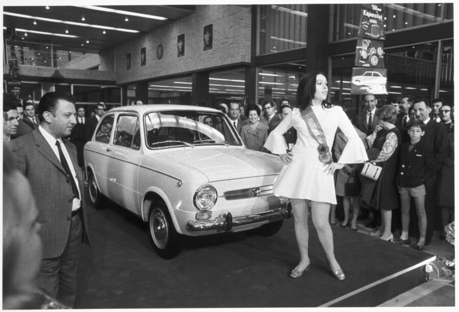 Photographic Social Vision - En páginas anteriores, Massiel, madrina del Seat 850 Especial, durante la presentación del nuevo modelo. Madrid, 1968.