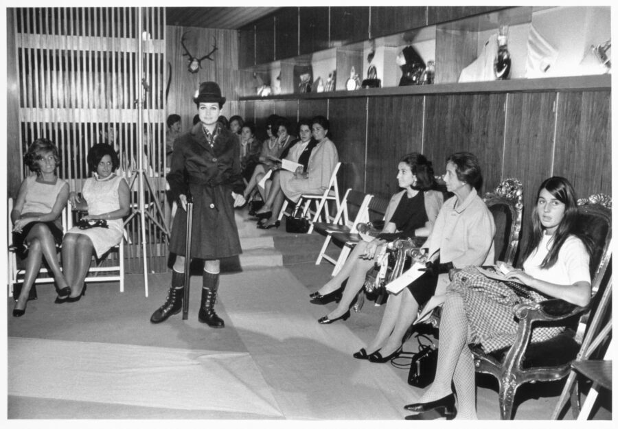 Photographic Social Vision - En páginas anteriores, desfile de moda. Entre el público se encuentra  Carmen Polo, esposa de Franco, con su hija y su nieta. Madrid, 1967.