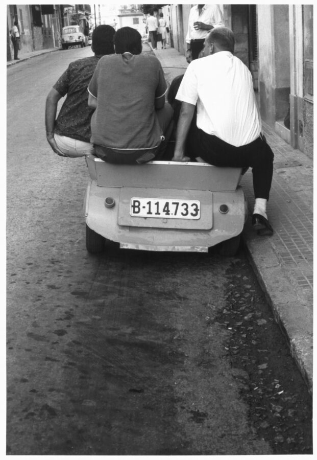 Photographic Social Vision - Un grupo de chicos subidos a un Biscúter, microcoche muy popular en aquella época. Palma de Mallorca, 1966.