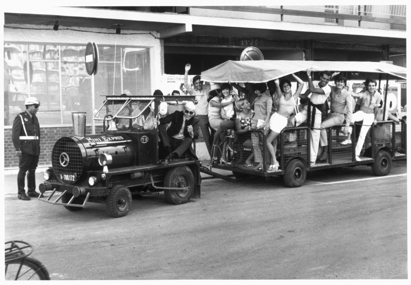 Photographic Social Vision - Los participantes del Festival de la canción de Benidorm, que ganó Julio Iglesias, durante un paseo promocional antes de la competición. Benidorm, 1968.