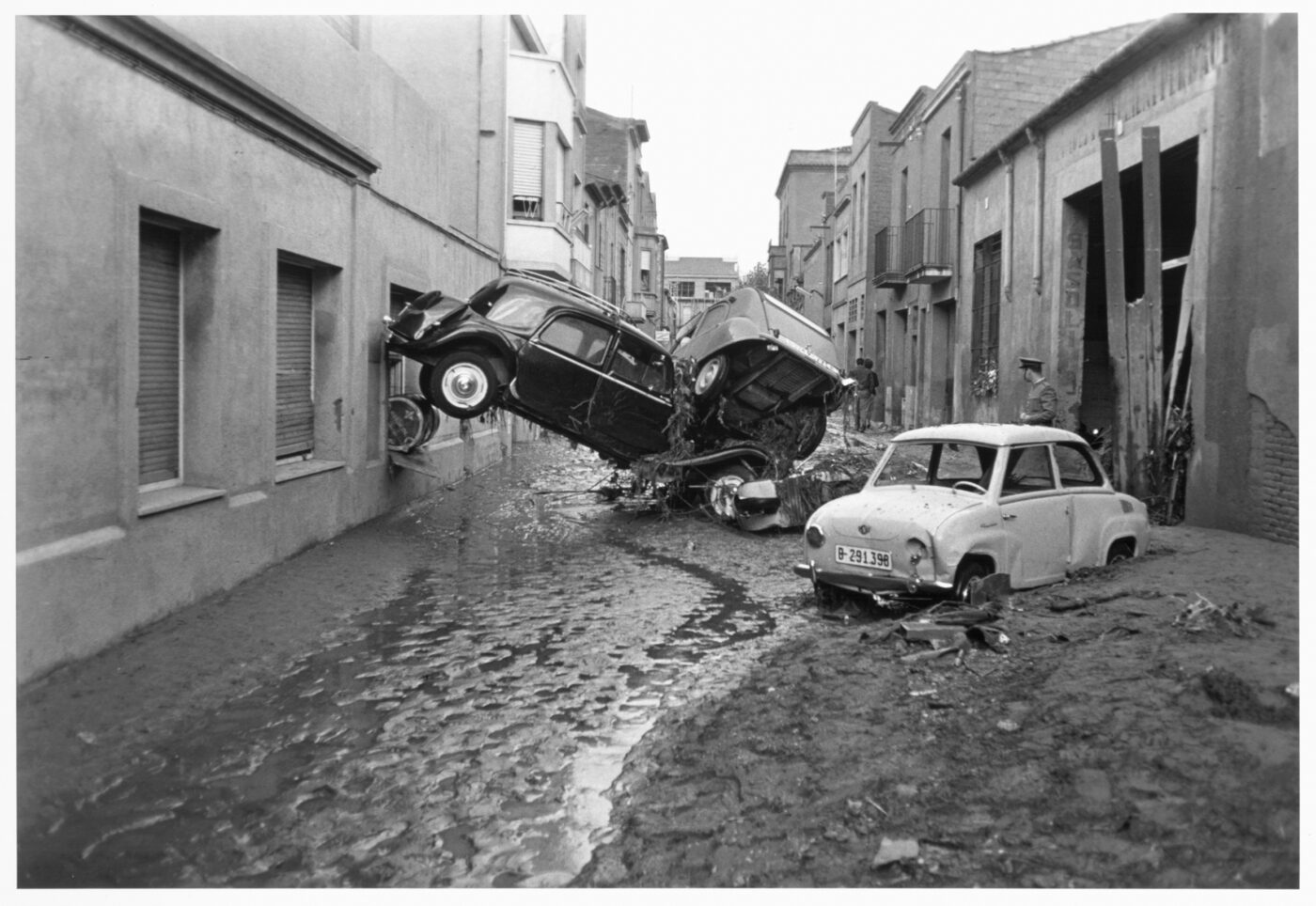 Photographic Social Vision - Imagen de la mañana siguiente a las fuertes precipitaciones. La comarca del Vallès, uno de los motores económicos de España gracias a su potente industria, quedó devastada. Vallès, 1962.