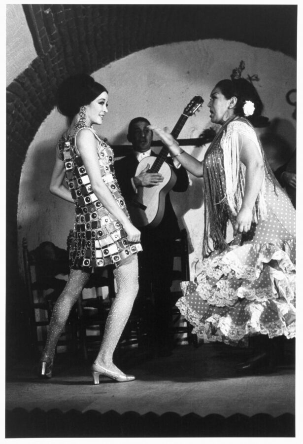 Photographic Social Vision - La bailaora Encarna Peña, conocida como «La Contrahecha», y, a su derecha, la cantaora Dolores de Córdoba, en el tablao flamenco Corral de la Moreria. Peña vestía un modelo diseñado por Paco Rabanne. Madrid, 1967.