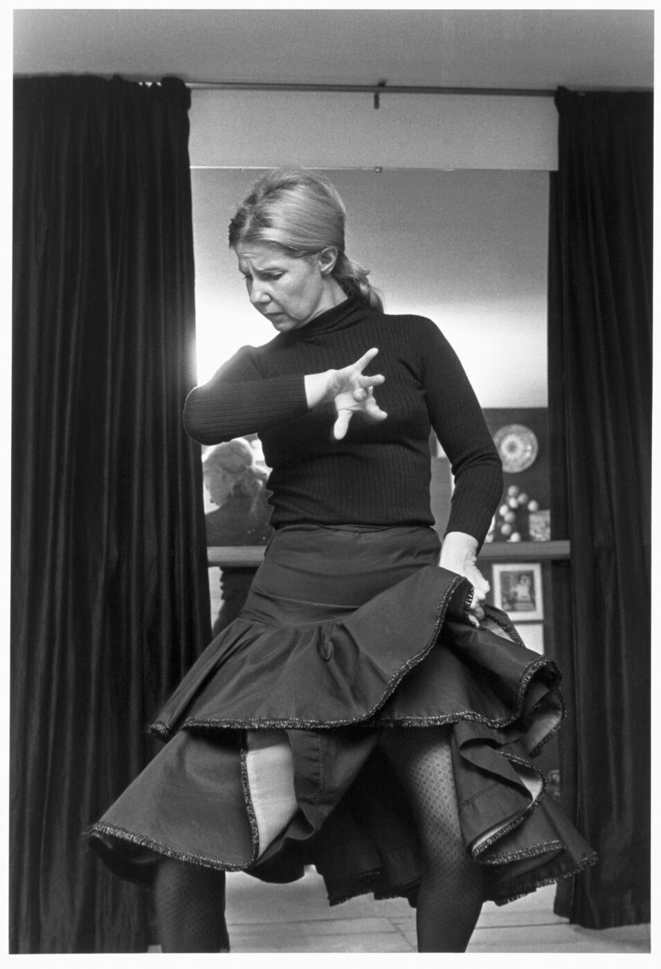Photographic Social Vision - La Duquesa de Alba baila en el Palacio de Liria. Madrid, 1972.