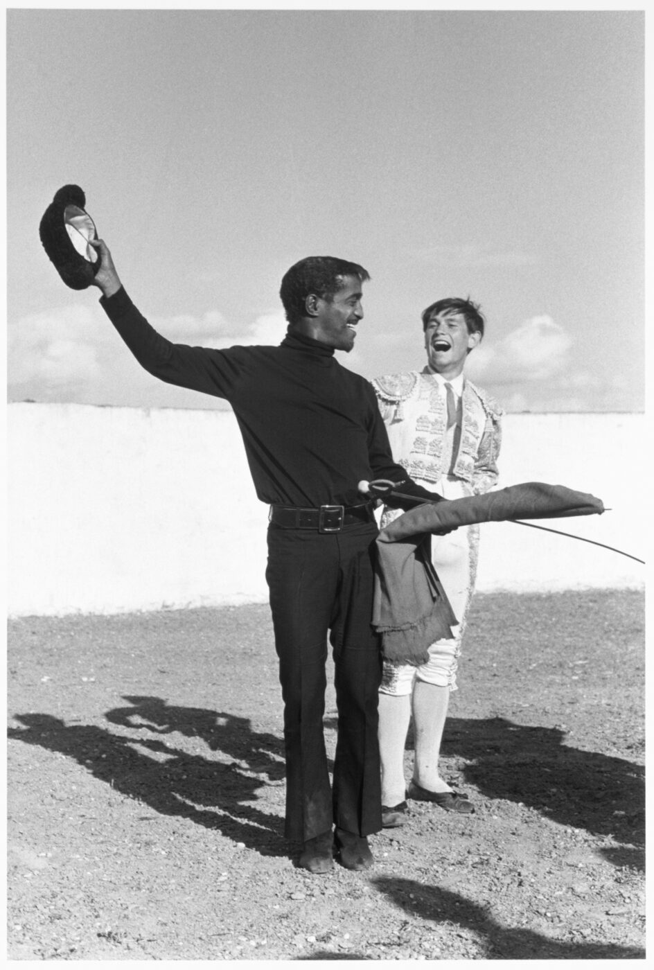 Photographic Social Vision - Sammy David Jr y Palomo Linares en la finca   El Palomar de Aranjuez, propiedad de este último.  Aranjuez (Madrid), 1967.
