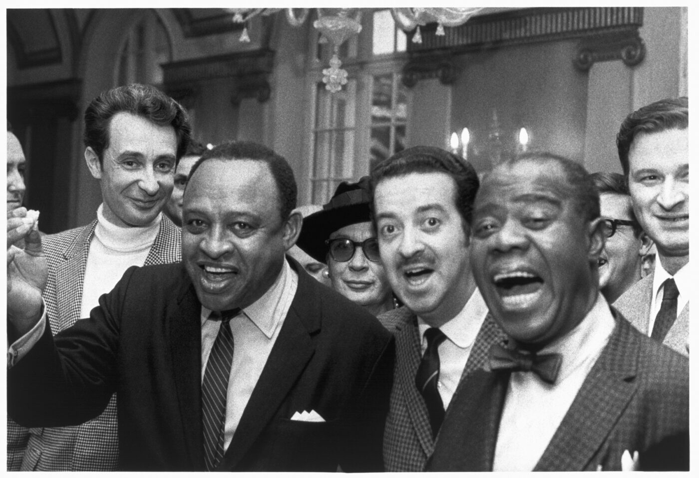 Photographic Social Vision - El locutor de radio y presentador Pepe Palau, entre dos leyendas del jazz: Lionel Hampton (izquierda) y Louis Armstrong (derecha). Madrid