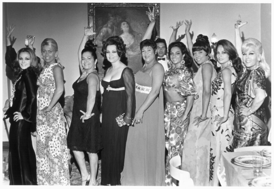 Photographic Social Vision - Españolas famosas, como Lola  Flores, Sara Montiel y Carmen Sevilla,  en un retrato de  grupo. Madrid, 1965.