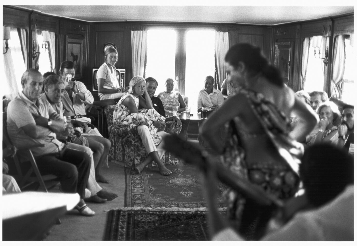 Photographic Social Vision - Fiesta flamenca en el barco del millonario Antonio Blasco con el Marqués de Villaverde entre los invitados. Marbella, 1970.