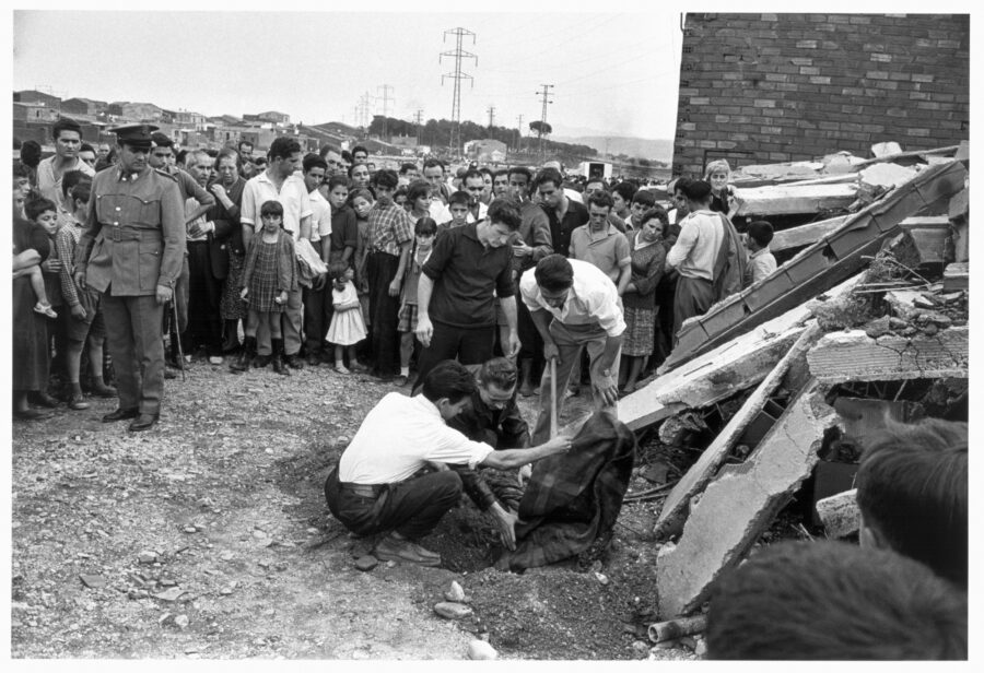 Photographic Social Vision - Expectación ante el hallazgo de un cadàver. Solo en Terrassa, las precipitaciones dejaron hasta 215 litros por metro cuadrado. Vallès, 1962
