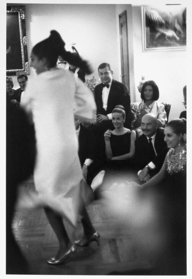 Photographic Social Vision - Diferentes imágenes de la fiesta en casa de Lola Flores, con Audrey Hepburn y Yul Brynner entre los invitados. Madrid, 1967