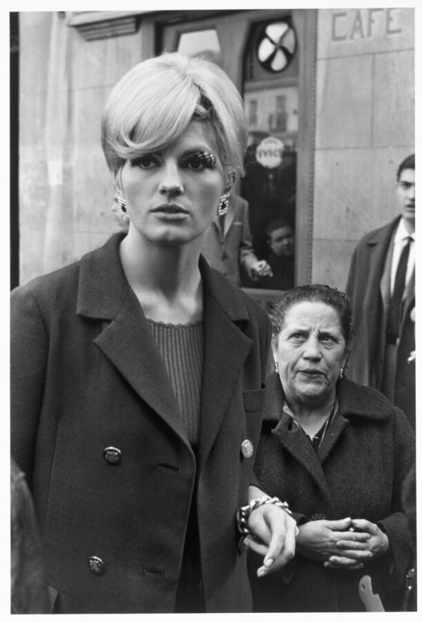 Photographic Social Vision - La actriz Rossana Yanni pasea por la calle con  maquillaje Op-Art, de  moda durante los sesenta,  y que consistía en motivos geométricos en blanco  y negro en los párpados. Madrid, 1965.