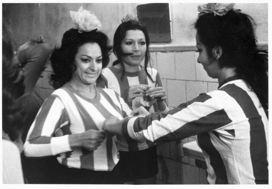 Photographic Social Vision - Lola Flores se prepara  para el partido benéfico que bajo el nombre  de «Folclóricas contra finolis» se jugó en el  campo de futbol de Vallecas. Madrid, 1971.