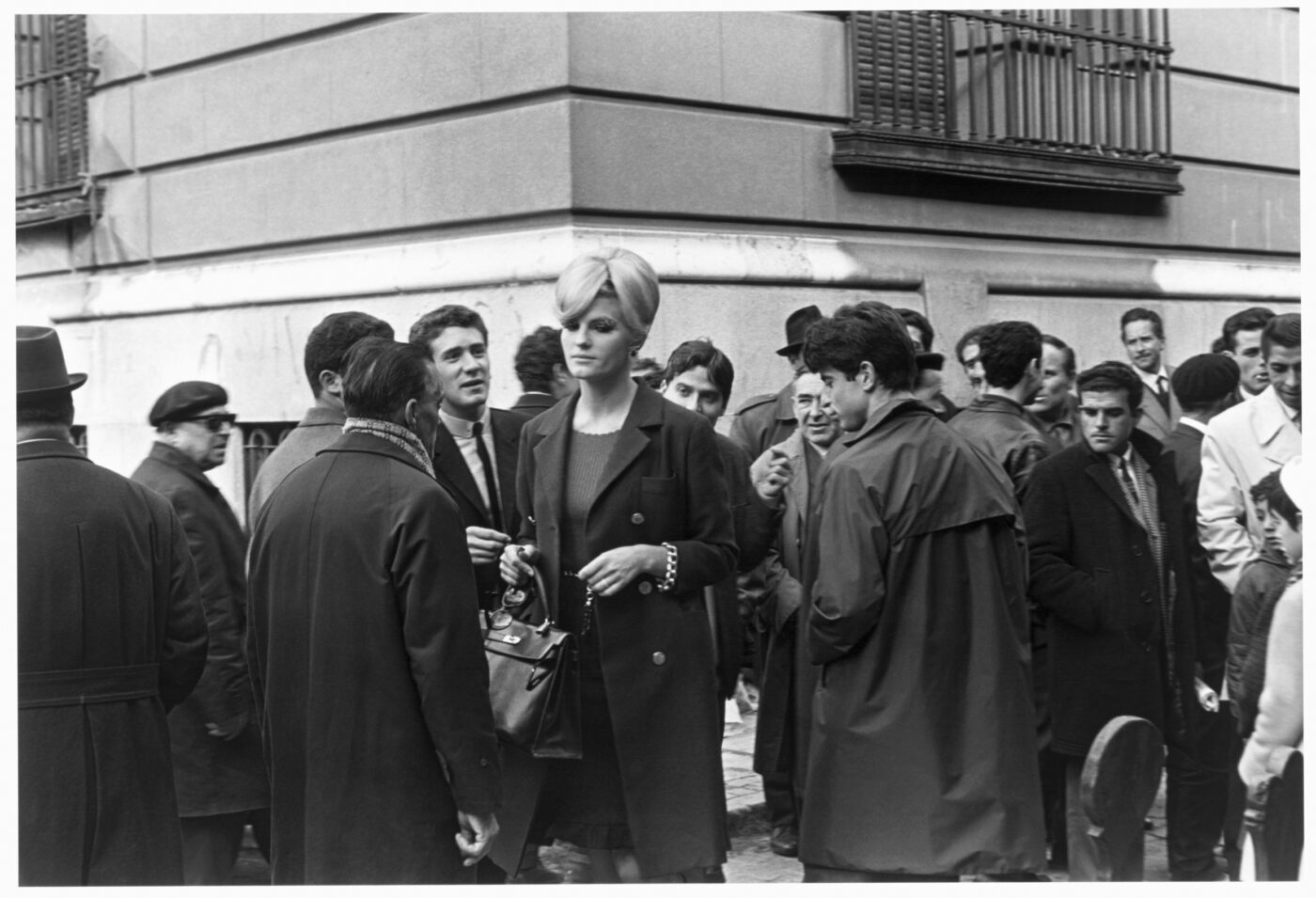 Photographic Social Vision - Rossana Yanni, sex symbol del cine español, se pasea ante la atenta mirada de los transeúntes. Madrid, 1965.