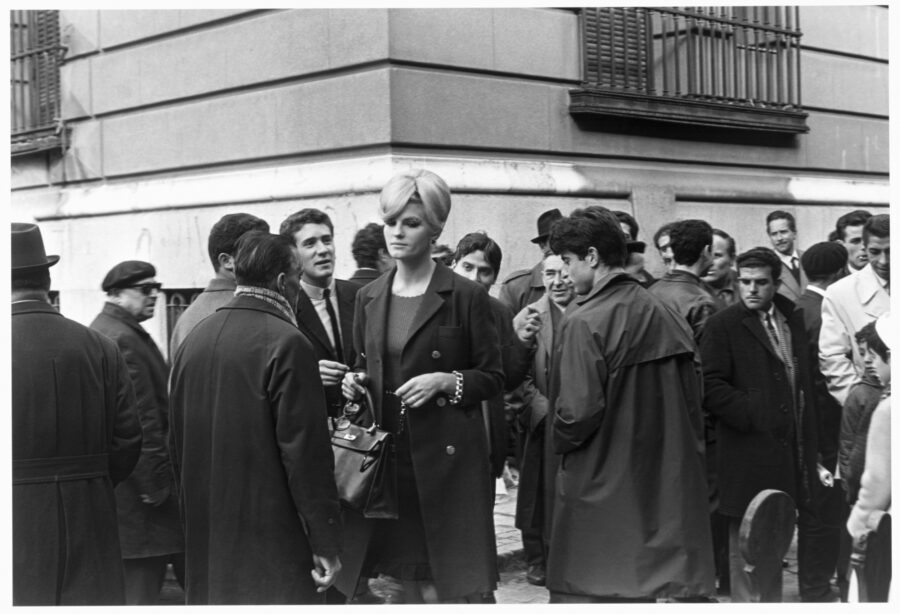 Photographic Social Vision - Rossana Yanni, sex symbol del cine español, se pasea ante la atenta mirada de los transeúntes. Madrid, 1965.