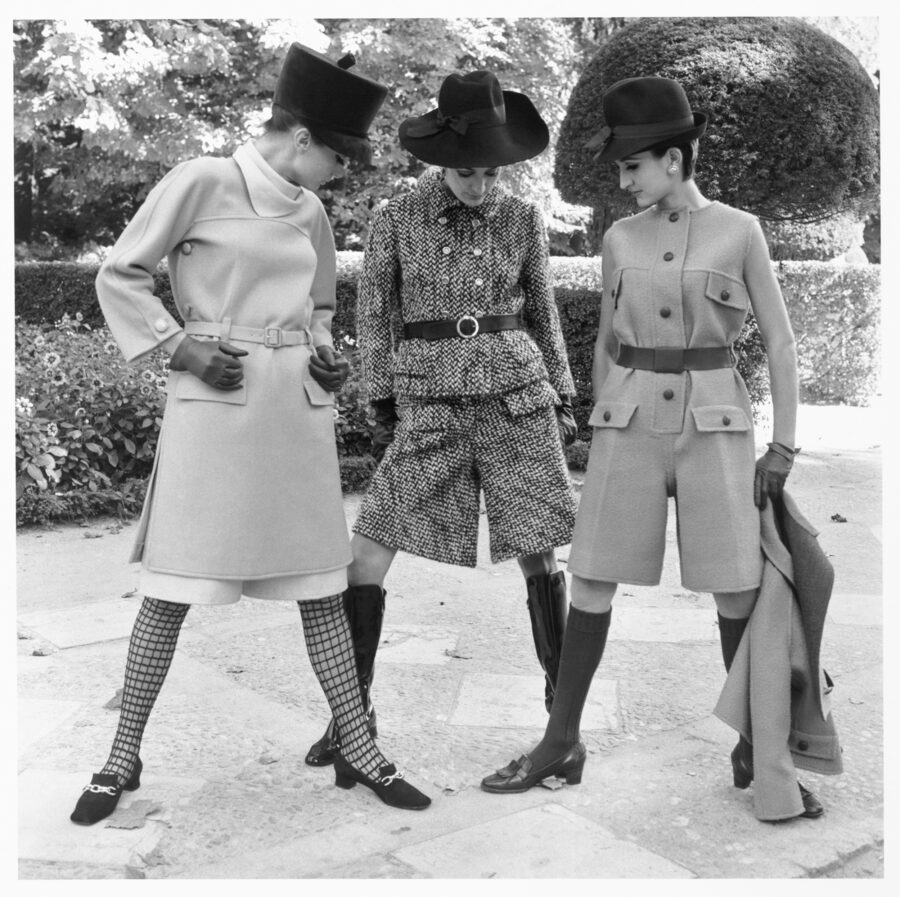 Photographic Social Vision - Modelos con ropa del diseñador Antonio Nieto, en plena calle. Madrid, 1967.