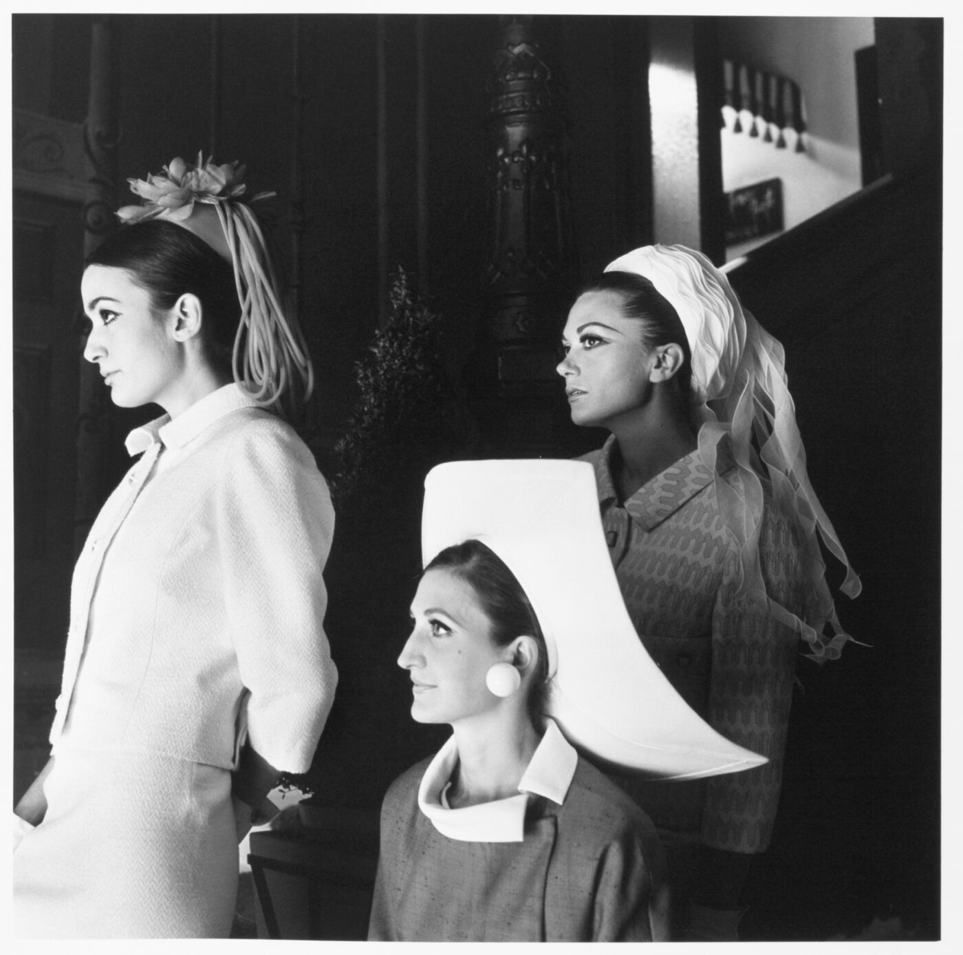 Photographic Social Vision - Dos imágenes de la sesión fotográfica con sombreros del diseñador Antonio Nieto. Madrid, 1967.