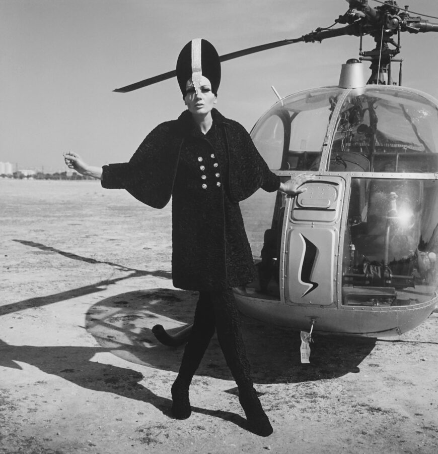 Photographic Social Vision - La modelo Lourdes Albert con un conjunto del modisto Chicho Sánchez para la peletería Cirilo Fernández, Madrid, octubre de 1968