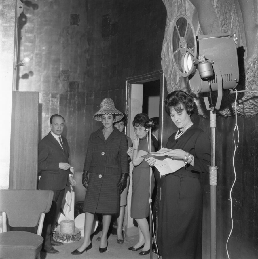 Photographic Social Vision - El modista Jesús Vargas junto a una maniquí y oficialas del taller preparando una de las salidas en un de desfile de Vargas Ochagavia, Madrid, 1962