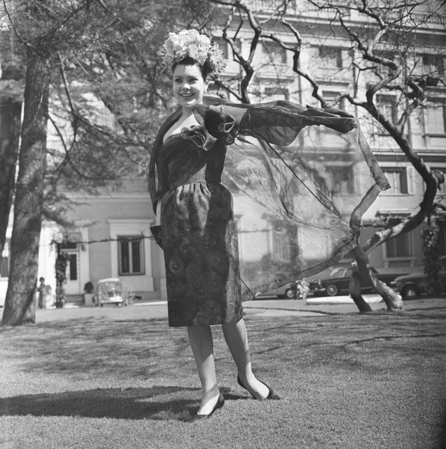 Photographic Social Vision - La maniquí Manolita con un modelo de los modistas Vargas Ochagavia, Madrid, 1962
