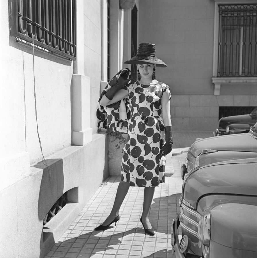 Photographic Social Vision - Pilar Bardem, en su etapa de maniquí, con un modelo de los modistas Vargas Ochagavia, Madrid, 1962