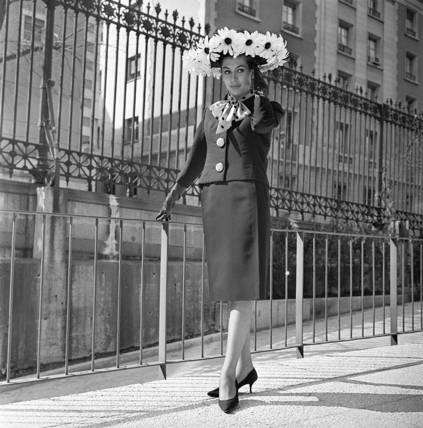 Photographic Social Vision - Pilar Bardem con un modelo de los modistas Vargas Ochagavia, Madrid, 1962