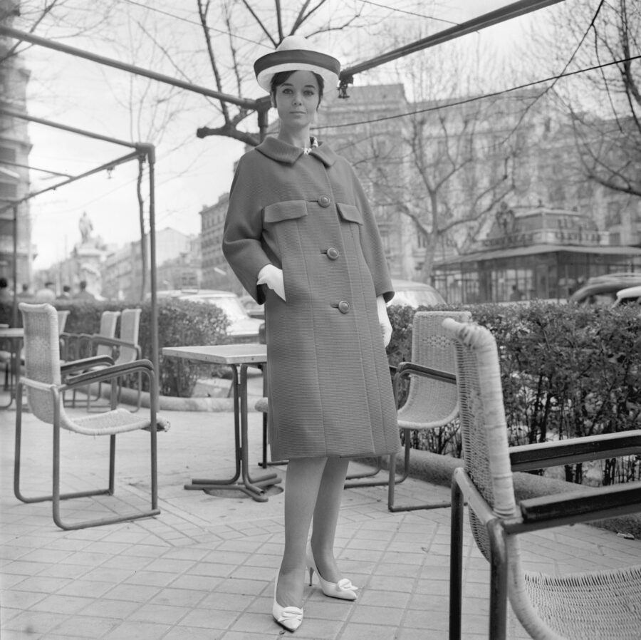 Photographic Social Vision - Maniquí con un modelo del modista Lino en la plaza de Santa Bárbara, Madrid, 1962